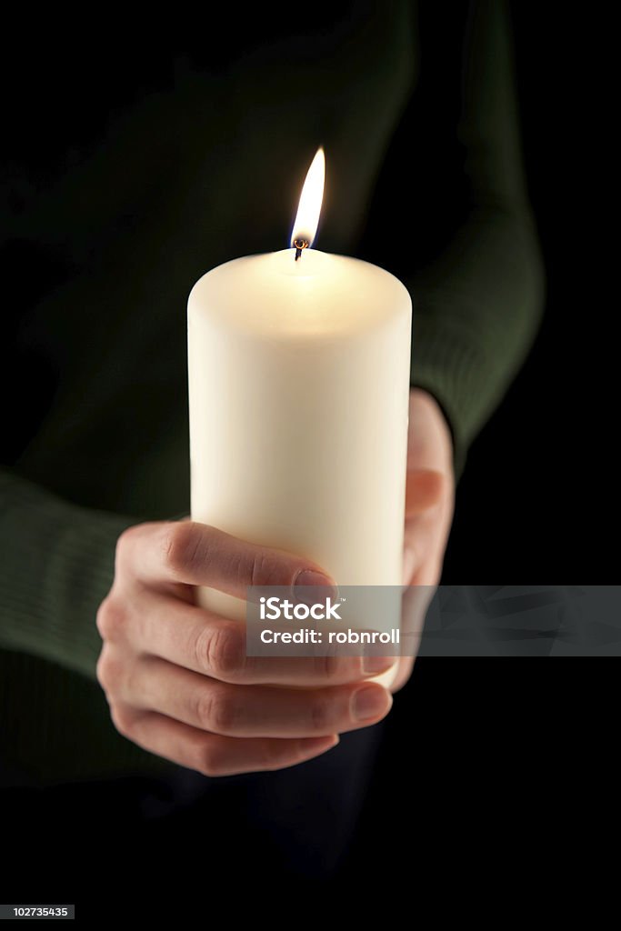 Weibliche Hand hält eine weiße Kerze, flachen DOF - Lizenzfrei Dunkel Stock-Foto