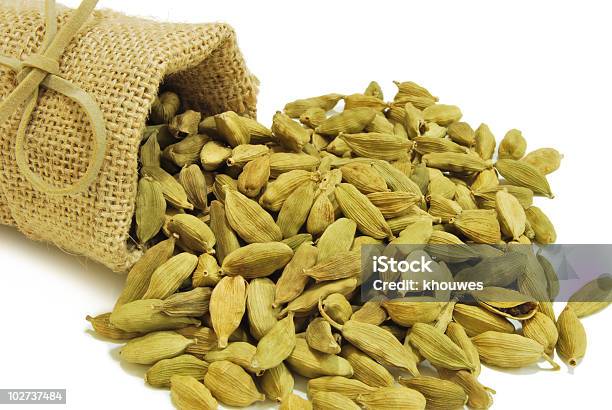 Cardamomo Foto de stock y más banco de imágenes de Arpillera - Arpillera, Cardamomo, Color - Tipo de imagen