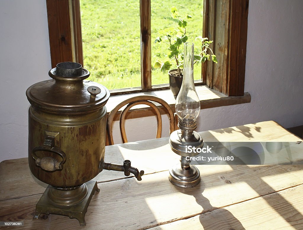 Samovar com uma luminária - Foto de stock de Cena Rural royalty-free