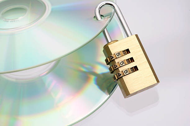 защита данных - cd dvd disk lock стоковые фото и изображения