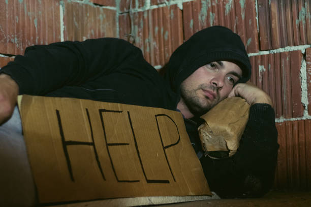 personas sin hogar - brick wall homelessness wall begging fotografías e imágenes de stock