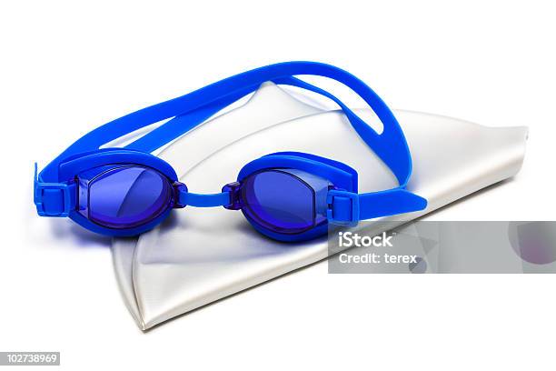 Gafas De Natación Y Tapa Foto de stock y más banco de imágenes de Gafas de natación - Gafas de natación, Gorro de baño, Fondo blanco