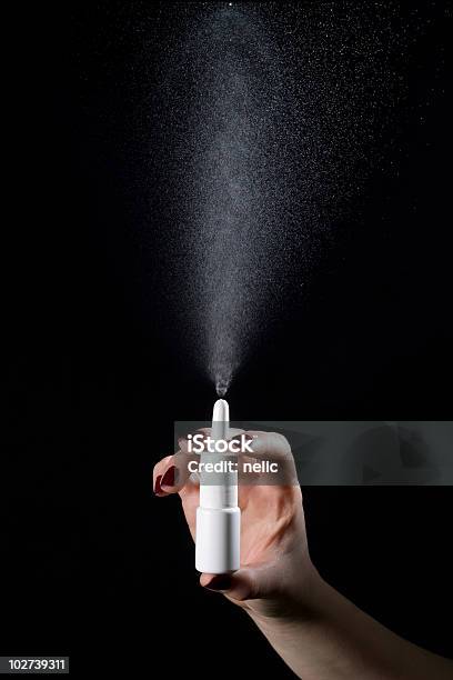 Butelka Spray Do Nosa - zdjęcia stockowe i więcej obrazów Butelka - Butelka, Czarne tło, Część