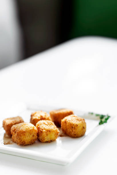 puré patatas croquetas cuadradas vegetariano simple plato en plato blanco - mashed portion small close up fotografías e imágenes de stock