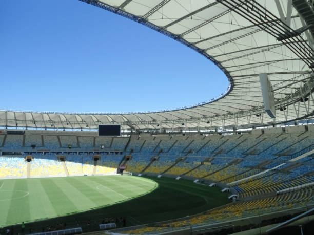 maracana stadium situé à rio de janeiro (brésil). terrain de soccer vide. - located photos et images de collection