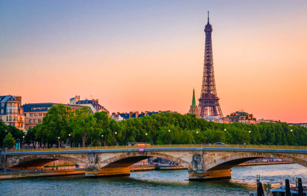 vista al tramonto della torre eiffel e della senna a parigi, francia. - paris france eiffel tower architecture france foto e immagini stock