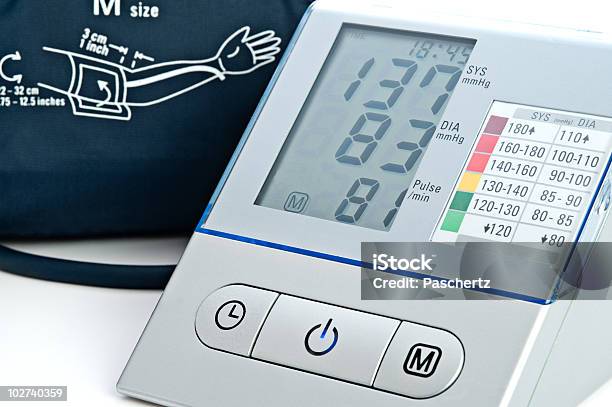 Elektronische Sphygmomanometer Stockfoto und mehr Bilder von Blutdruckmesser - Blutdruckmesser, Farbbild, Feuerwehrschlauch