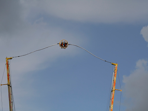 Foto de Voando Alto No Céu Nublado Humano Estilingue e mais fotos de(00)