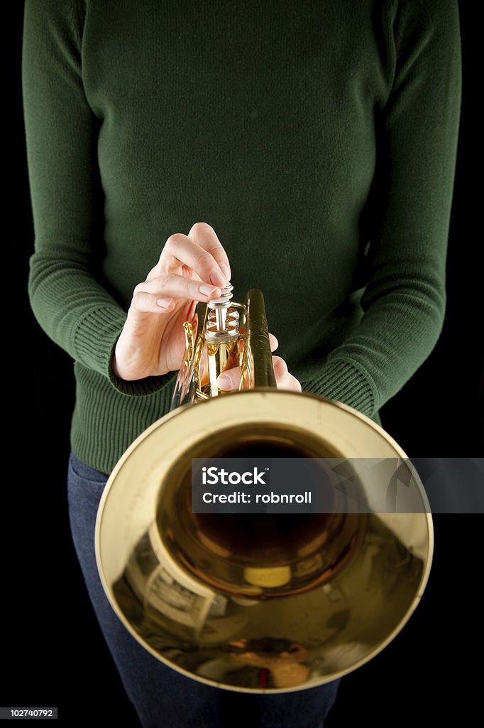 Schöne blonde Mädchen hält eine goldene Trompete - Lizenzfrei Blechblasinstrument Stock-Foto