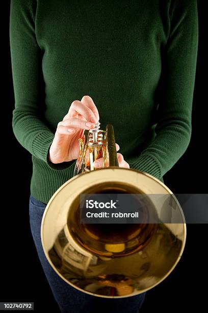Schöne Blonde Mädchen Hält Eine Goldene Trompete Stockfoto und mehr Bilder von Blechblasinstrument - Blechblasinstrument, Bläser, Bläserensemble