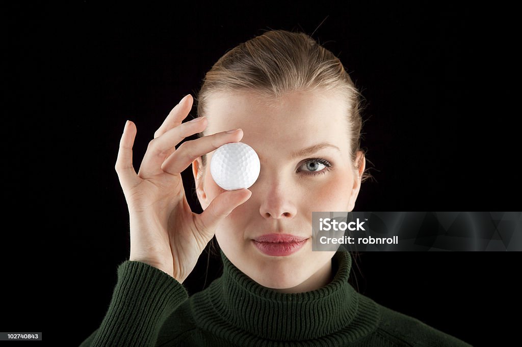 Frau hält einen Golfball vor Ihren Augen - Lizenzfrei Augapfel Stock-Foto