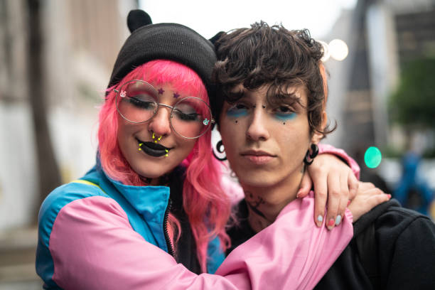 代替ライフ スタイルの若いカップルの肖像画 - pierced punk goth teenager ストックフォトと画像