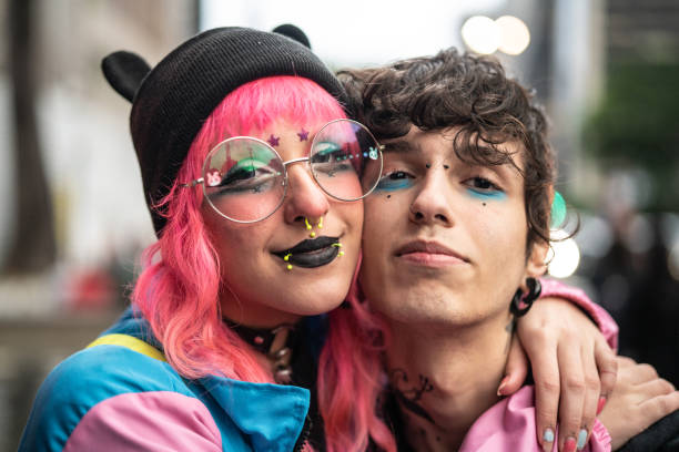 alternatywny styl życia młoda para portret - pierced punk goth teenager zdjęcia i obrazy z banku zdjęć