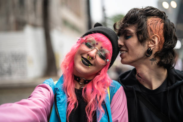 lebensalternative junges paar unter einem selfie - pierced punk goth teenager stock-fotos und bilder