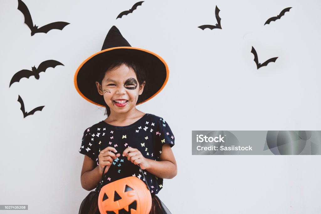 Asiáticos criança menina feliz com fantasias e maquiagem se divertindo na festa de Halloween - Foto de stock de Dia das Bruxas royalty-free