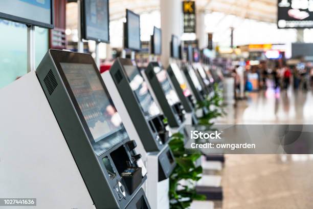 Foto de Auto Checkin A Máquina No Aeroporto e mais fotos de stock de Individualidade - Individualidade, Balcão de pagamento, Leitor de código de barras