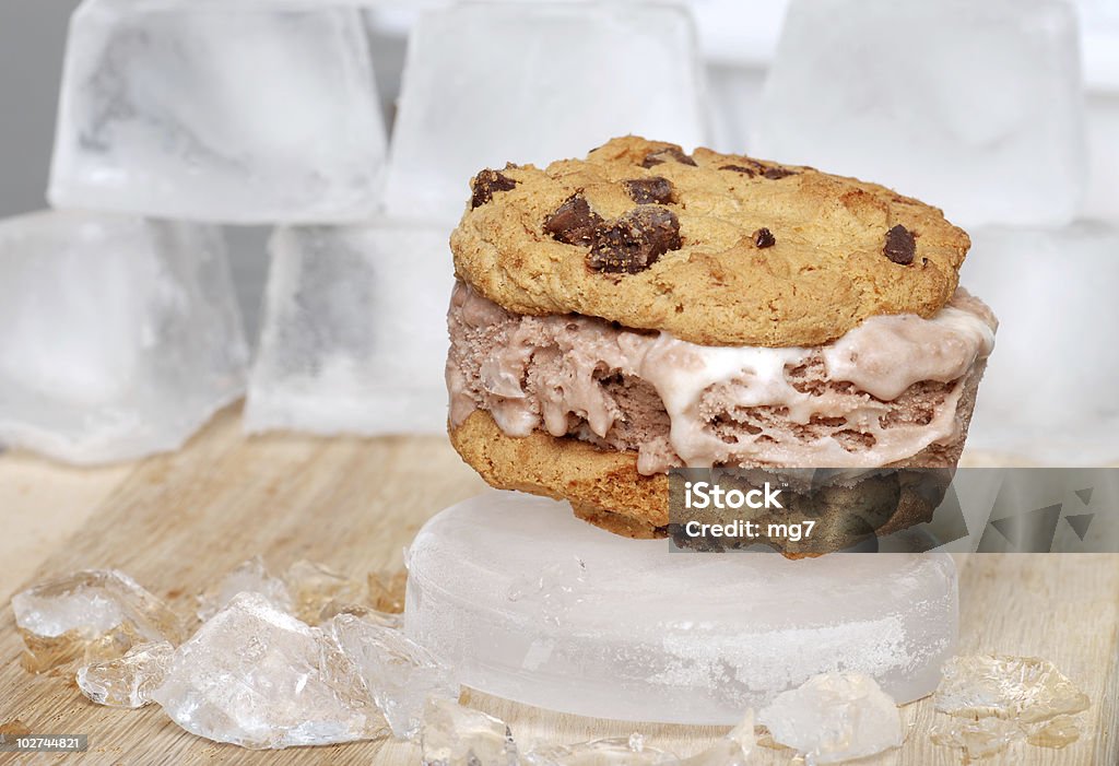 チョコレートチップアイスクリームサンドイッチ - アイスクリームのロイヤリティフリーストックフォト