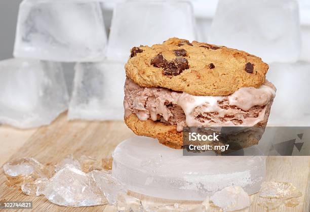 チョコレートチップアイスクリームサンドイッチ - アイスクリームのストックフォトや画像を多数ご用意 - アイスクリーム, クッキー, 食べ物 サンドイッチ