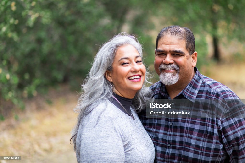 Senior pareja mexicana en la naturaleza - Foto de stock de Parejas libre de derechos