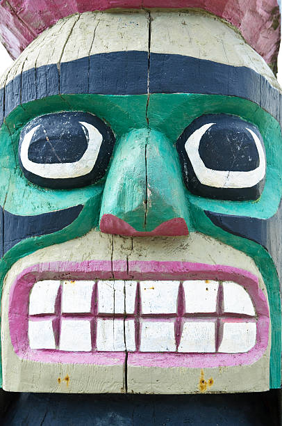 detalhes de totem pole - native american statue wood carving imagens e fotografias de stock