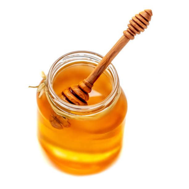 concha de madeira com pote de mel e vidro isolado no fundo branco, a pingar macro - syrup jar sticky isolated objects - fotografias e filmes do acervo