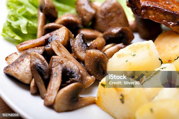 Deliciosos Grelhado Alimentos - Fotografias de stock e mais imagens de Alface - Alface, Assado, Batata frita - Batatas Preparadas