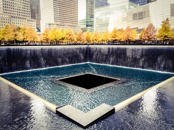 9/11 reflecting pool am ground zero - world trade center september 11 new york city manhattan stock-fotos und bilder