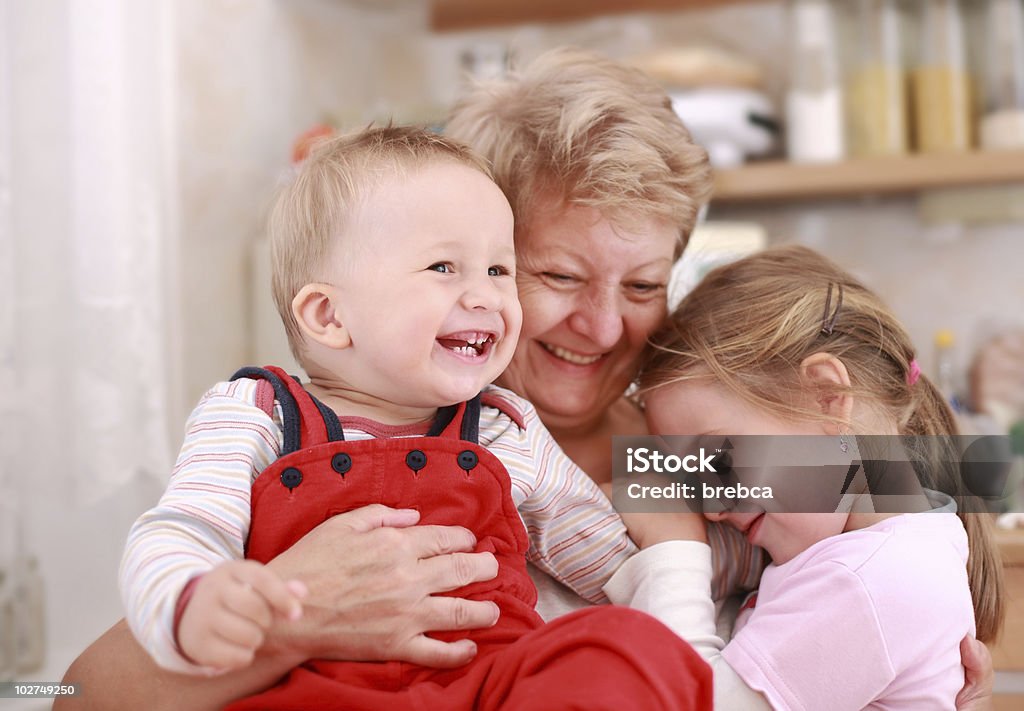 Heureux enfants avec les granny - Photo de Adulte libre de droits