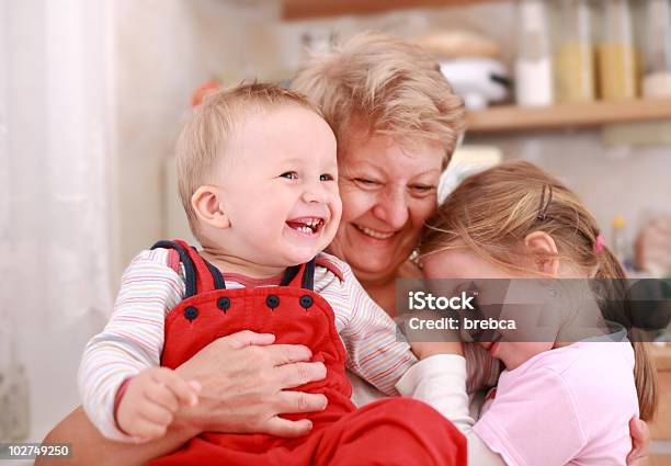 Feliz Crianças Com Redondos - Fotografias de stock e mais imagens de Abraçar - Abraçar, Adulto, Alegria