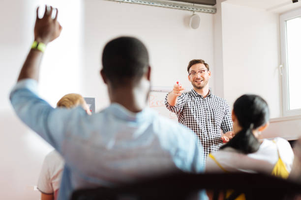 haut-parleur positif pointant vers le jeune homme et le sourire lui - training photos et images de collection