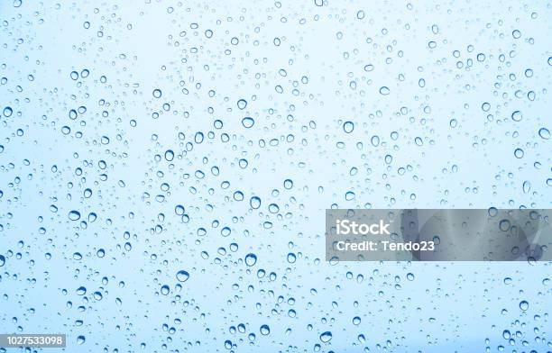 Photo libre de droit de Gouttes Deau Sur Le Verre La Goutte De Pluie banque d'images et plus d'images libres de droit de Eau - Eau, Goutte - État liquide, Fond