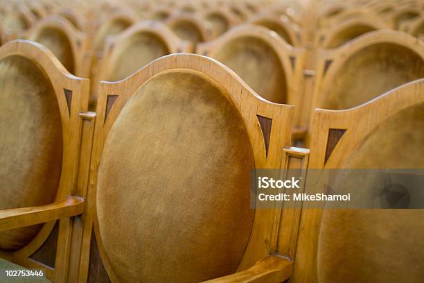 Sillas De Madera En Una Fila Foto de stock y más banco de imágenes de Conservatorio - Edificio de enseñanza - Conservatorio - Edificio de enseñanza, Acontecimiento, Anticipación