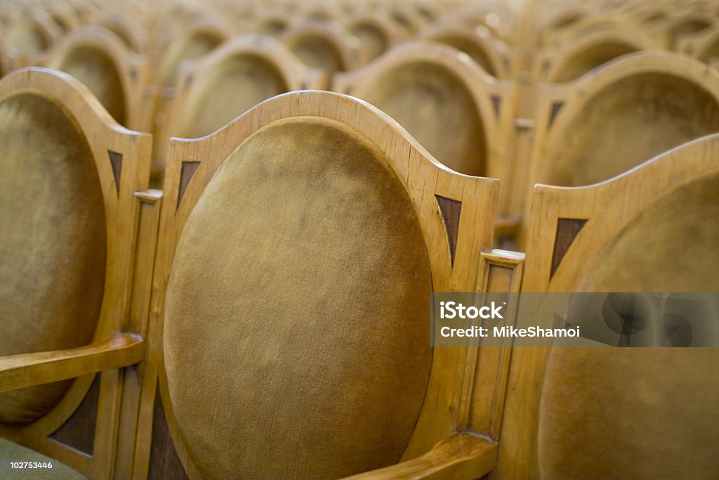 Cadeiras de madeira com uma fileira. - Foto de stock de Conservatório - Edifício de ensino royalty-free