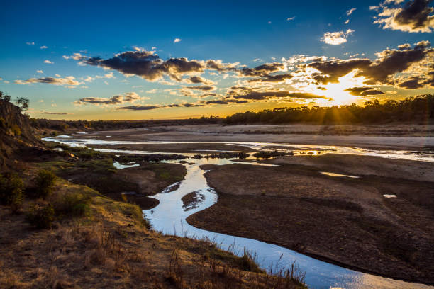 puesta de sol en el paisaje del río olifant en parque nacional kruger, sudáfrica - provincia de mpumalanga fotografías e imágenes de stock
