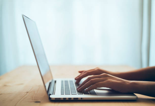 mani da donna che digitano sulla tastiera del laptop in ufficio, donna operaia e concetto aziendale, soft focus su tavolo in legno vintage. - women typing human hand computer key foto e immagini stock