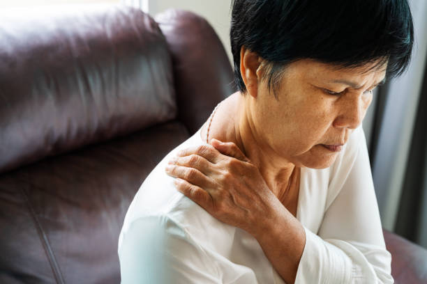 dolor de cuello y hombro, mujer sufren de lesiones de cuello y hombros, concepto de problema de salud - pain shoulder human joint cramp fotografías e imágenes de stock