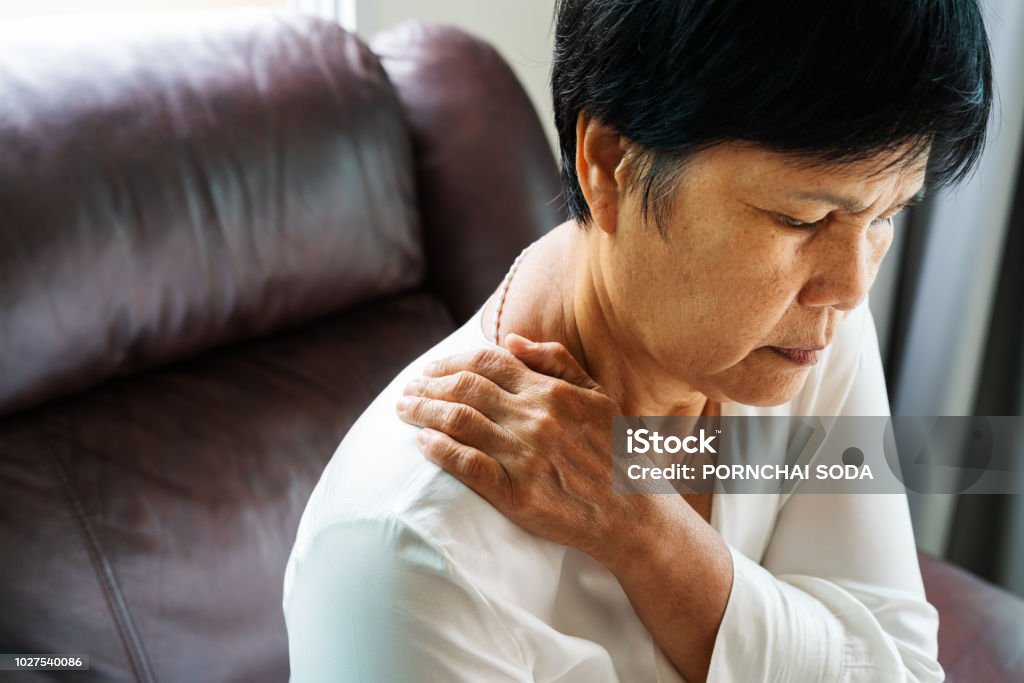 douleurs au cou et l’épaule, vieille femme souffrant de blessures de cou et des épaules, concept de problème de santé - Photo de Maladie chronique libre de droits