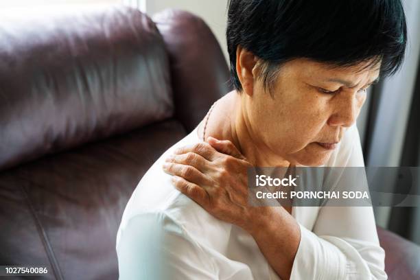 Photo libre de droit de Douleurs Au Cou Et Lépaule Vieille Femme Souffrant De Blessures De Cou Et Des Épaules Concept De Problème De Santé banque d'images et plus d'images libres de droit de Maladie chronique