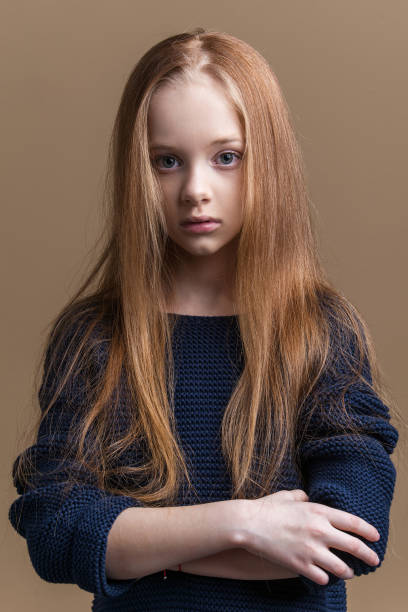 ベージュの背景のスタジオで美しい若い赤毛のクローズ アップの肖像画。 - children only healthy lifestyle vertical close up ストックフォトと画像