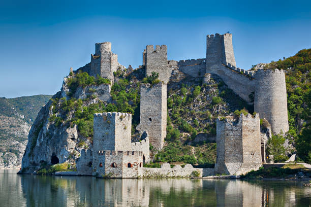 alte mittelalterliche the golubac festung, serbien im september 2009 - serbia stock-fotos und bilder