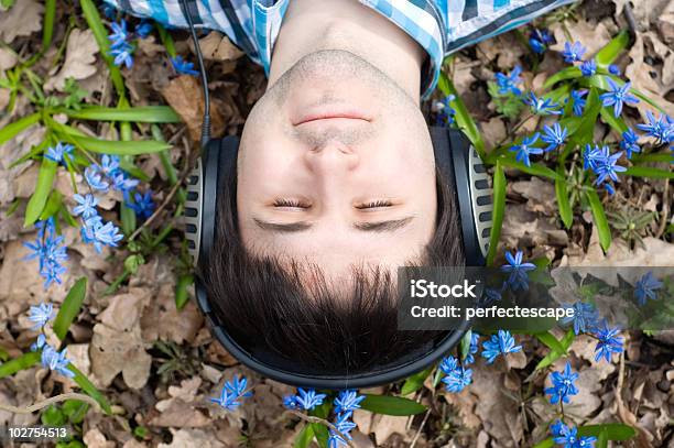 Uomo In Cuffia Fiori - Fotografie stock e altre immagini di Bucaneve - Bucaneve, Uomini, Adulto