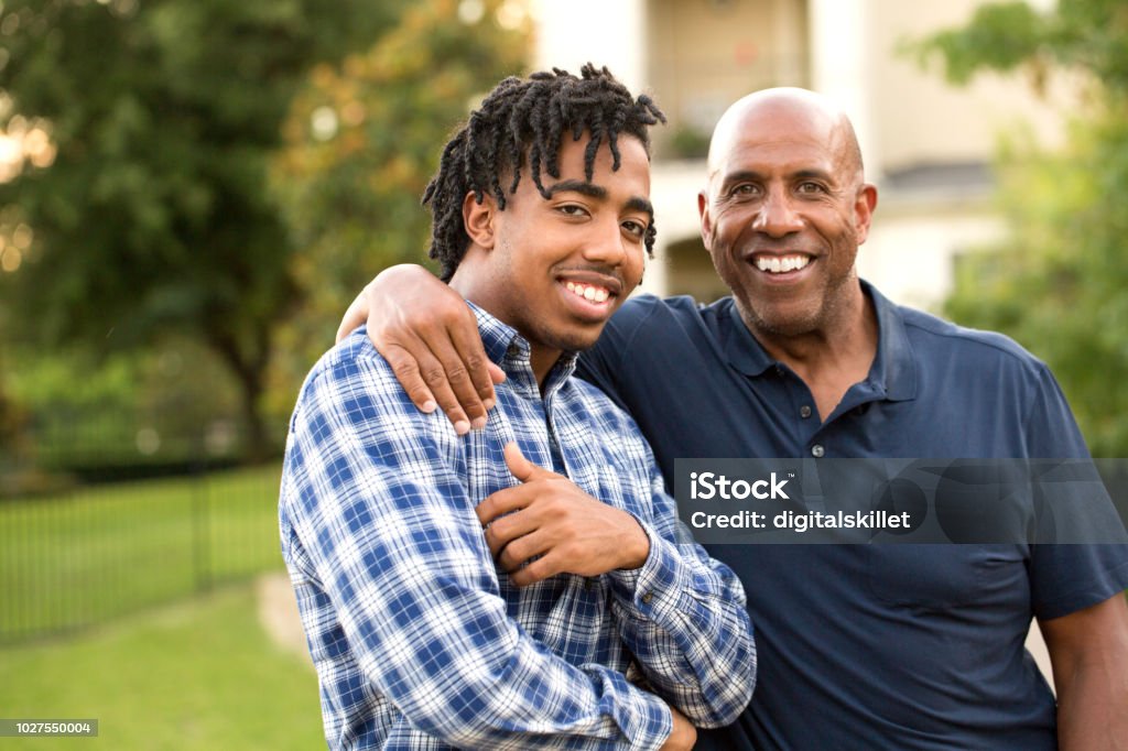 Padre afroamericano e suo figlio adulto. - Foto stock royalty-free di Padre