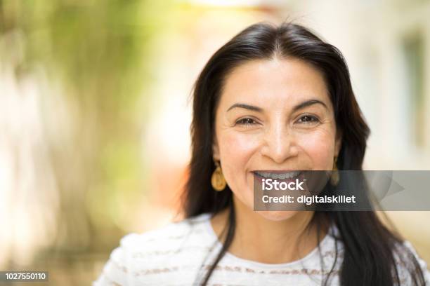 Glückliche Hispnaic Frau Lächelnd Und Draußen Stockfoto und mehr Bilder von Frauen - Frauen, Lateinamerikanische Abstammung, Eine Frau allein