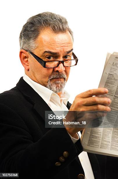 Geschäftsmann Liest Die Zeitung Stockfoto und mehr Bilder von Anzug - Anzug, Brille, Buchseite