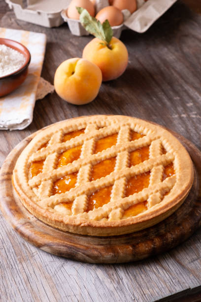 tarte aux pêches confiture sur table rustique en bois - tarte sucrée photos et images de collection