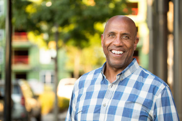 heureux homme afro-américain mature souriante à l’extérieur. - mature men photos et images de collection