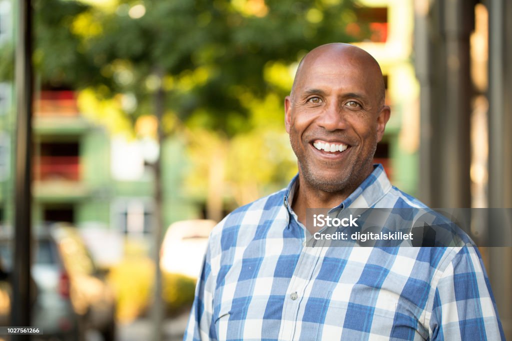 행복 한 성숙한 아프리카계 미국인 남자 밖에 서 웃 고입니다. - 로열티 프리 아프리카계 미국 민족 스톡 사진