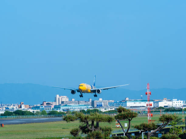 大阪国際空港 ana スター ・ ウォーズ ジェットの 1 日 - c 3po ストックフォトと画像