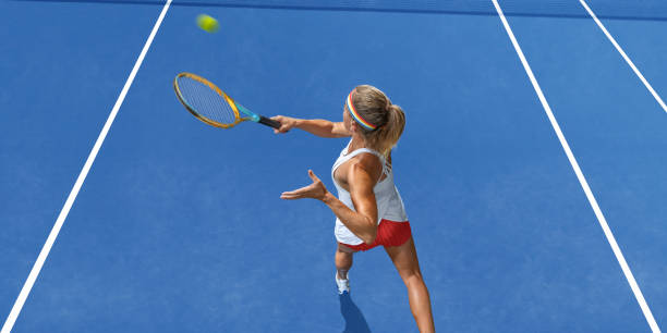 tennis-spieler von oben mit dem tennisspielen auf blauen hartplatz - forehand stock-fotos und bilder