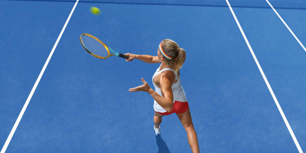 joueuse de tennis par dessus de jouer au tennis sur le court en dur bleu - forehand photos et images de collection